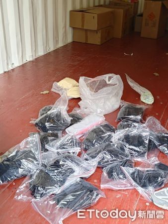 ▲▼北市刑大追出毒品倉庫，查扣3百顆毒錠、2400包毒咖啡包以及2公斤毒品原料。（圖／記者邱中岳翻攝）