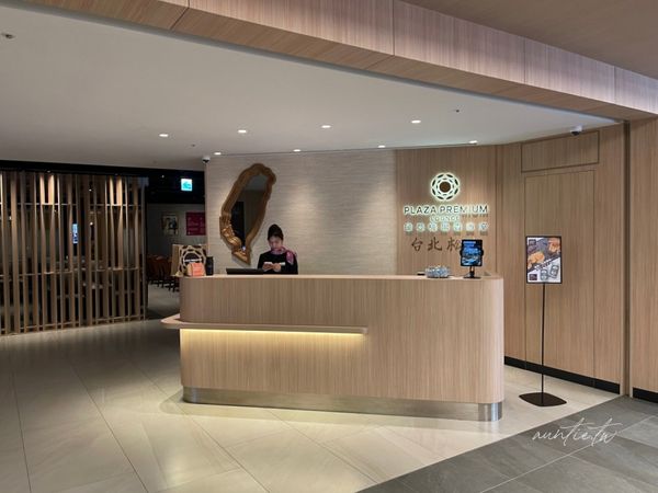 ▲▼松山機場五月新開幕「環亞貴賓室」，牛肉麵、鹹豆漿，各種台味小吃端上桌。（圖／部落客水晶提供）