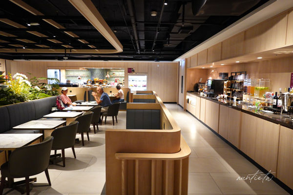 ▲▼松山機場五月新開幕「環亞貴賓室」，牛肉麵、鹹豆漿，各種台味小吃端上桌。（圖／部落客水晶提供）