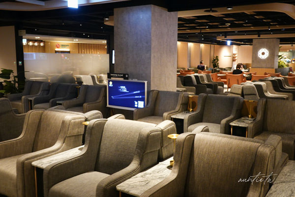 ▲▼松山機場五月新開幕「環亞貴賓室」，牛肉麵、鹹豆漿，各種台味小吃端上桌。（圖／部落客水晶提供）