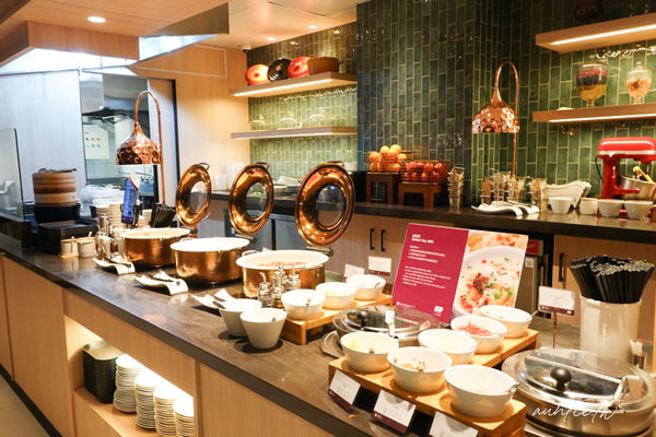 ▲▼松山機場五月新開幕「環亞貴賓室」，牛肉麵、鹹豆漿，各種台味小吃端上桌。（圖／部落客水晶提供）