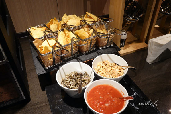 ▲▼松山機場五月新開幕「環亞貴賓室」，牛肉麵、鹹豆漿，各種台味小吃端上桌。（圖／部落客水晶提供）