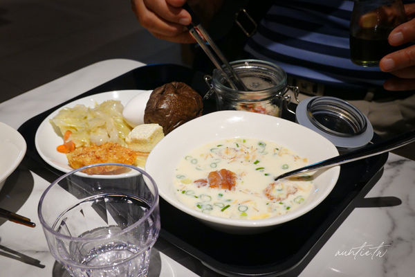 ▲▼松山機場五月新開幕「環亞貴賓室」，牛肉麵、鹹豆漿，各種台味小吃端上桌。（圖／部落客水晶提供）