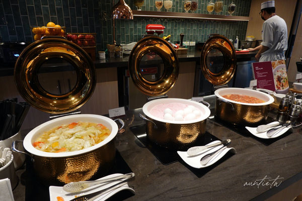 ▲▼松山機場五月新開幕「環亞貴賓室」，牛肉麵、鹹豆漿，各種台味小吃端上桌。（圖／部落客水晶提供）