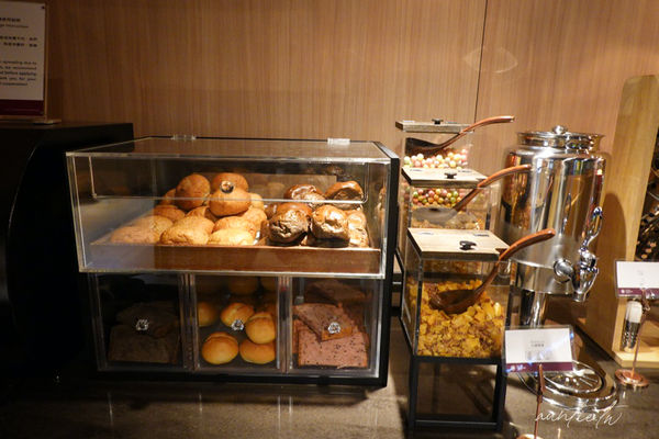 ▲▼松山機場五月新開幕「環亞貴賓室」，牛肉麵、鹹豆漿，各種台味小吃端上桌。（圖／部落客水晶提供）