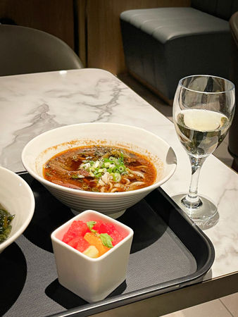 ▲▼松山機場五月新開幕「環亞貴賓室」，牛肉麵、鹹豆漿，各種台味小吃端上桌。（圖／部落客水晶提供）