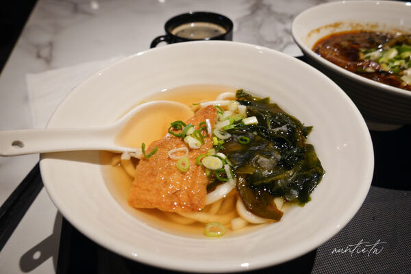 ▲▼松山機場五月新開幕「環亞貴賓室」，牛肉麵、鹹豆漿，各種台味小吃端上桌。（圖／部落客水晶提供）