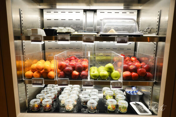 ▲▼松山機場五月新開幕「環亞貴賓室」，牛肉麵、鹹豆漿，各種台味小吃端上桌。（圖／部落客水晶提供）