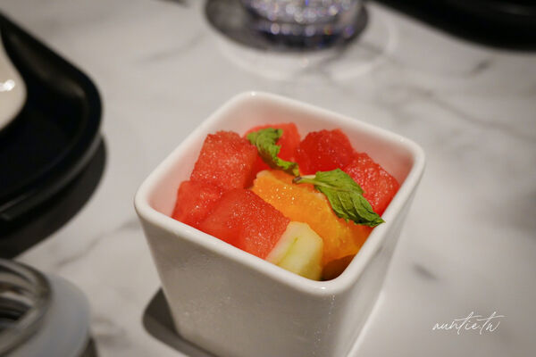 ▲▼松山機場五月新開幕「環亞貴賓室」，牛肉麵、鹹豆漿，各種台味小吃端上桌。（圖／部落客水晶提供）