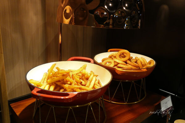 ▲▼松山機場五月新開幕「環亞貴賓室」，牛肉麵、鹹豆漿，各種台味小吃端上桌。（圖／部落客水晶提供）