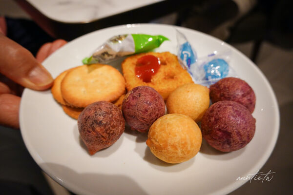 ▲▼松山機場五月新開幕「環亞貴賓室」，牛肉麵、鹹豆漿，各種台味小吃端上桌。（圖／部落客水晶提供）