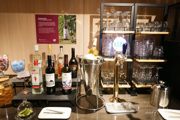 ▲▼松山機場五月新開幕「環亞貴賓室」，牛肉麵、鹹豆漿，各種台味小吃端上桌。（圖／部落客水晶提供）