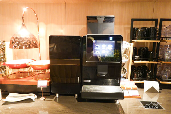 ▲▼松山機場五月新開幕「環亞貴賓室」，牛肉麵、鹹豆漿，各種台味小吃端上桌。（圖／部落客水晶提供）