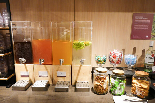 ▲▼松山機場五月新開幕「環亞貴賓室」，牛肉麵、鹹豆漿，各種台味小吃端上桌。（圖／部落客水晶提供）