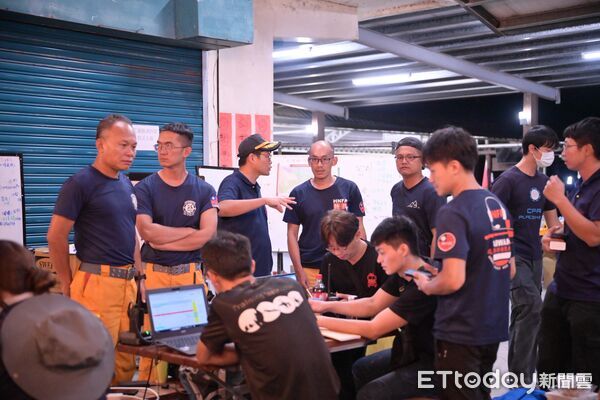 ▲▼花蓮縣長徐榛蔚25日晚間前往災害前進指揮所召開第6次工作會議。（圖／花蓮縣政府提供，下同）