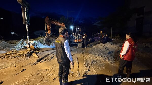 ▲▼花蓮縣長徐榛蔚25日晚間前往災害前進指揮所召開第6次工作會議。（圖／花蓮縣政府提供，下同）