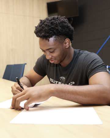 ▲▼富邦勇士正式簽下今年探花強納森。（圖／富邦勇士提供）