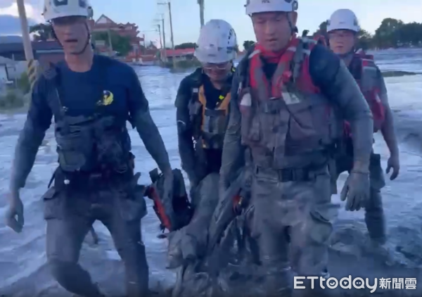 ▲高雄特搜救援深陷泥巴狗狗。（圖／翻攝自Theads@kaohsiung_city）