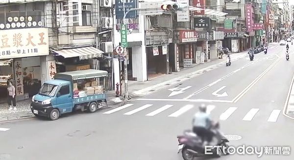 ▲王女在路口連切2車道左轉，程男煞車不及攔腰撞上並飛撲衝出。（圖／記者陸運陞翻攝）