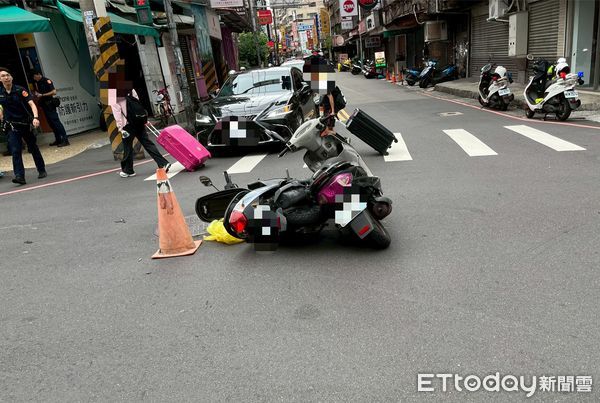 ▲王女在路口連切2車道左轉，程男煞車不及攔腰撞上並飛撲衝出。（圖／記者陸運陞翻攝）