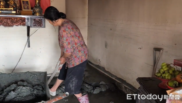 ▲▼花蓮堰塞湖溢流，楊姓老婦獨自清理家園。（圖／記者陳煥丞攝）