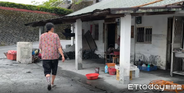 ▲▼花蓮堰塞湖溢流，楊姓老婦獨自清理家園。（圖／記者陳煥丞攝）