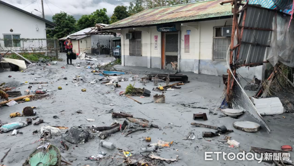 ▲▼花蓮堰塞湖溢流，楊姓老婦獨自清理家園。（圖／記者陳煥丞攝）