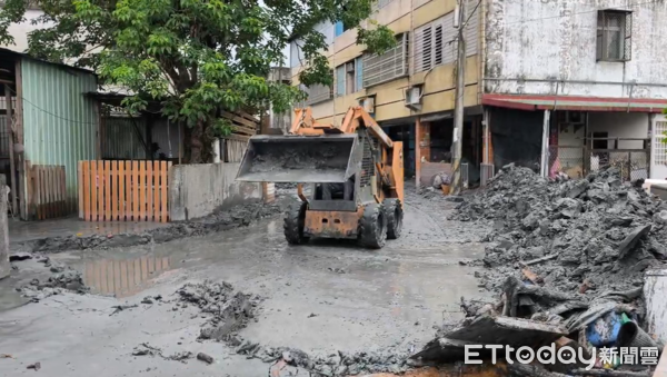 ▲▼花蓮堰塞湖溢流，楊姓老婦獨自清理家園。（圖／記者陳煥丞攝）