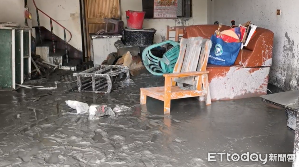 ▲▼花蓮堰塞湖溢流，楊姓老婦獨自清理家園。（圖／記者陳煥丞攝）