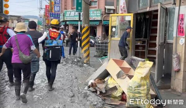 ▲台南市特搜隊於光復鄉搜索任務時，發現一名45歲男子意識虛弱，立即協助送醫。（記者林東良翻攝，下同）