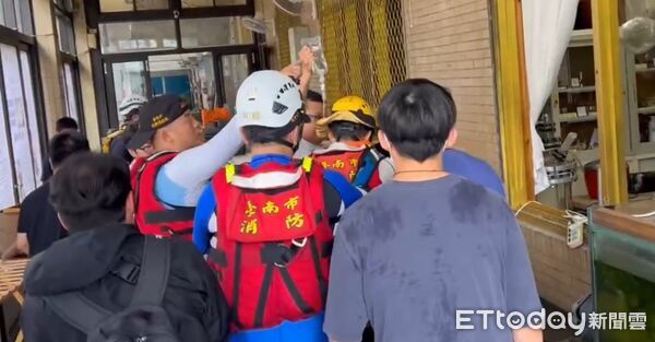 ▲台南市特搜隊於光復鄉搜索任務時，發現一名45歲男子意識虛弱，立即協助送醫。（記者林東良翻攝，下同）