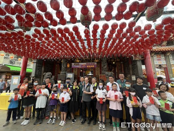 ▲台灣首廟天壇頒發清寒獎學金，今年共有913名學子獲獎，教育局副局長楊智雄（左）代表市府出席頒發獎學金。（記者林東良翻攝，下同）
