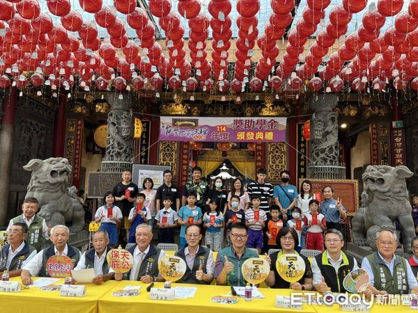 ▲台灣首廟天壇頒發清寒獎學金，今年共有913名學子獲獎，教育局副局長楊智雄（左）代表市府出席頒發獎學金。（記者林東良翻攝，下同）