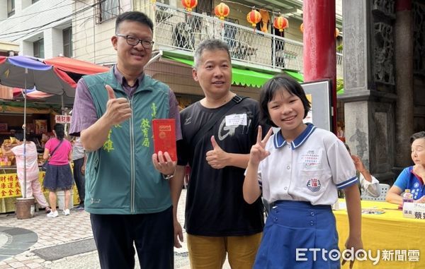 ▲台灣首廟天壇頒發清寒獎學金，今年共有913名學子獲獎，教育局副局長楊智雄（左）代表市府出席頒發獎學金。（記者林東良翻攝，下同）