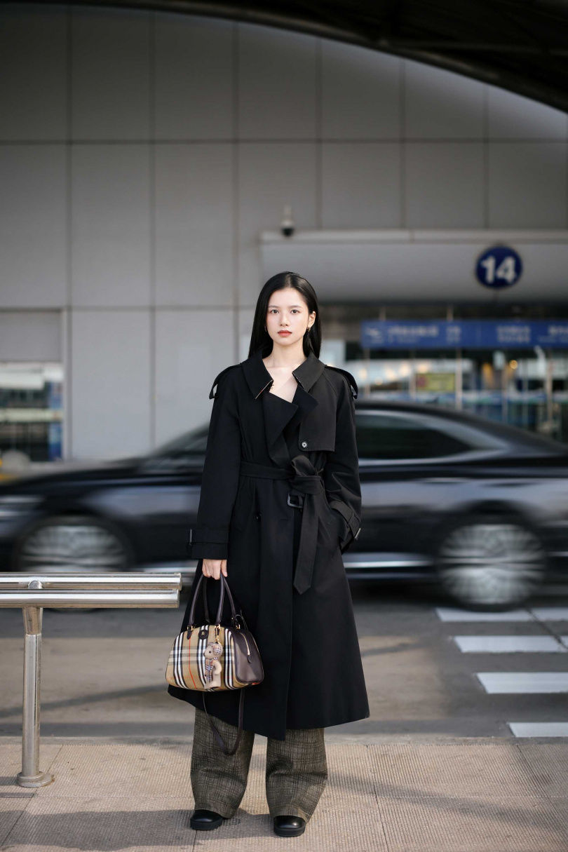 女星大衣穿搭高級感拉滿、技巧太實用！鄭恩彩機場look率性俐落、T-ara孝敏這件根本斷貨王