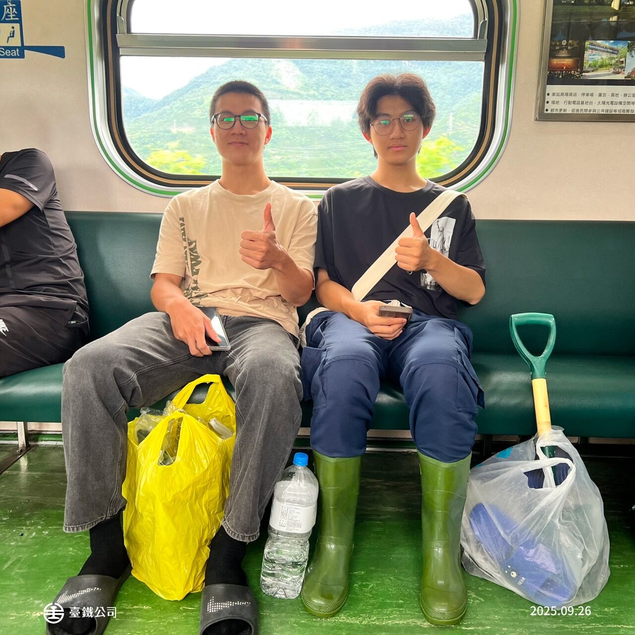 ▲▼台鐵也在臉書分享多張志工抵達光復站前線照片，形容他們是「鏟子超人」、「煮飯超人」、「救援超人」             。（圖／國營台鐵公司粉絲團）