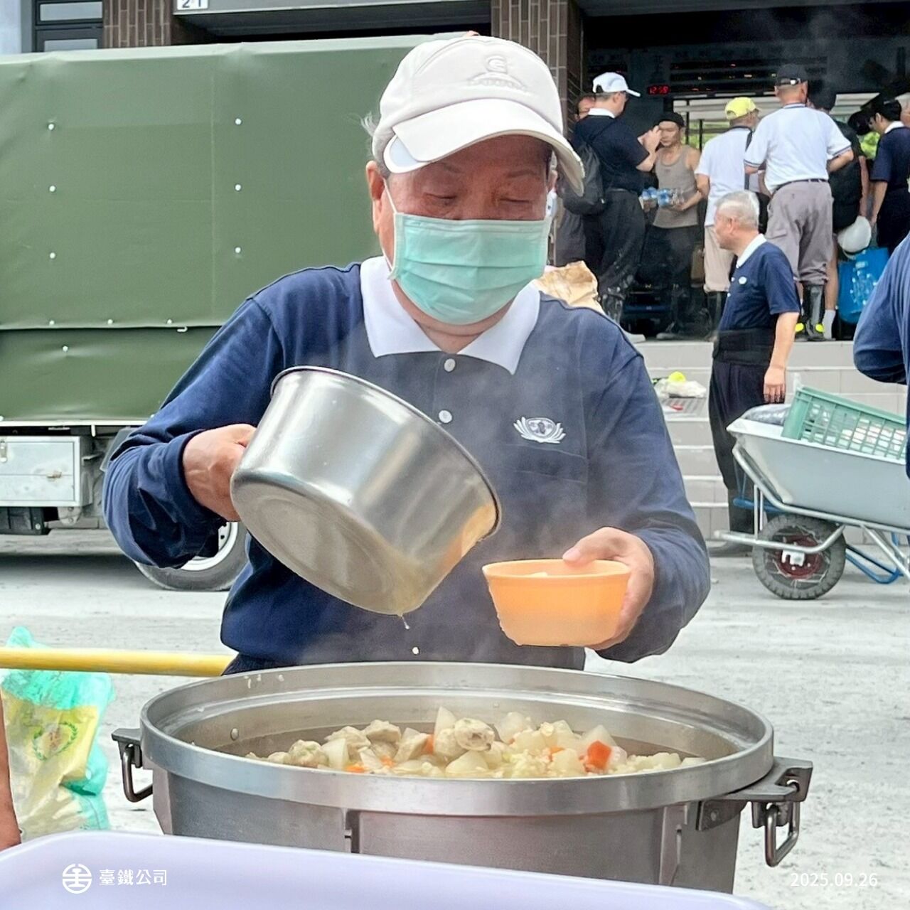 ▲▼台鐵也在臉書分享多張志工抵達光復站前線照片，形容他們是「鏟子超人」、「煮飯超人」、「救援超人」             。（圖／國營台鐵公司粉絲團）