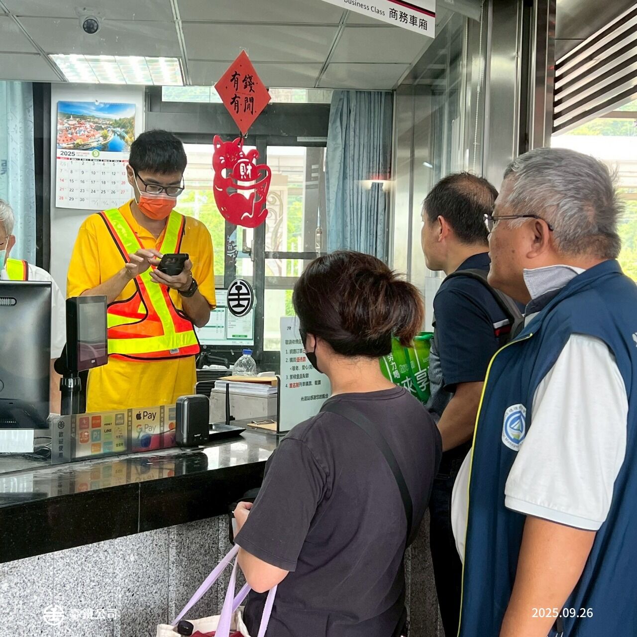 ▲▼台鐵也在臉書分享多張志工抵達光復站前線照片，形容他們是「鏟子超人」、「煮飯超人」、「救援超人」             。（圖／國營台鐵公司粉絲團）