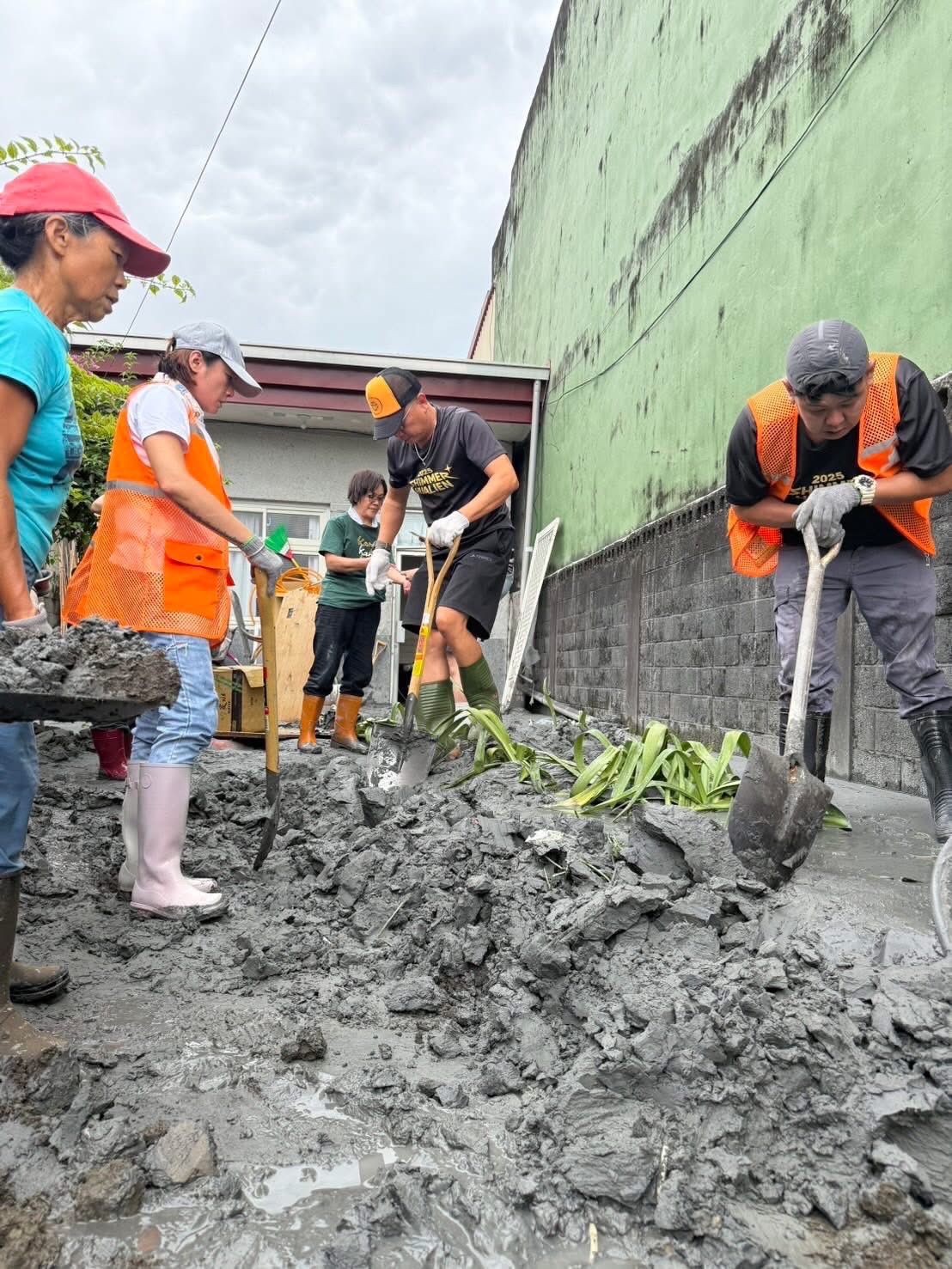 ▲▼民進黨志工隊赴花蓮救災。（圖／民進黨提供）