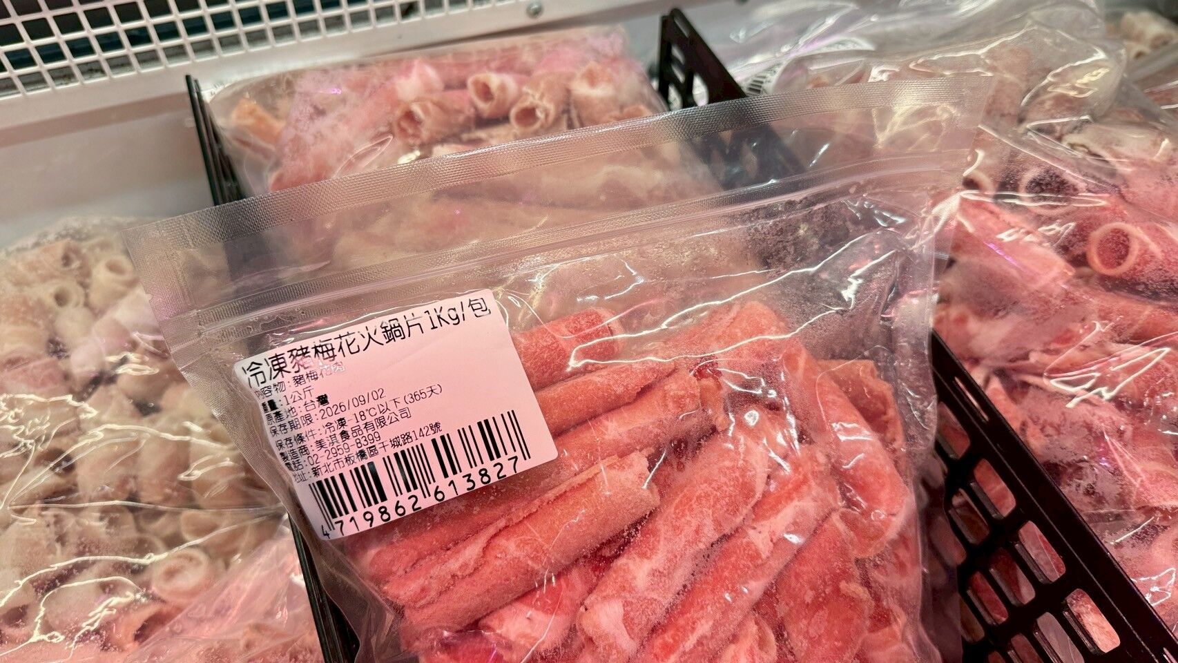 ▲▼家樂福近來引進台灣首見「日本F1國產牛」，同步也販售多款「夾鏈袋包裝火鍋、燒烤肉片」。（圖／業者提供）