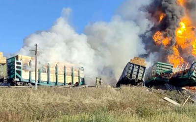 畫面曝光！俄運油列車「和卡車相撞」脫軌爆大火　濃煙竄天際