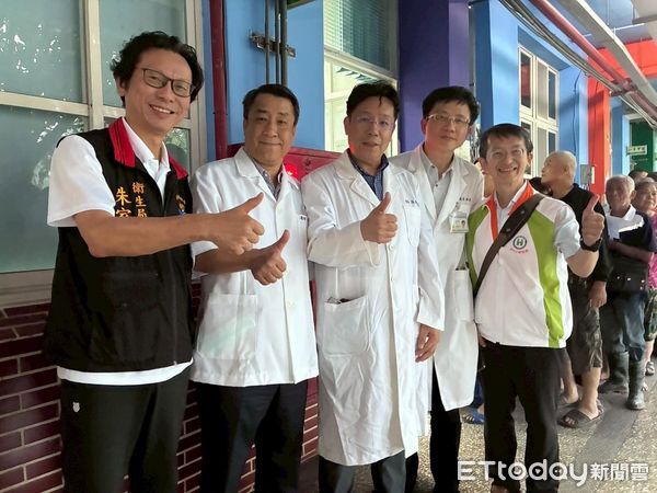 ▲▼玉里醫院動員團隊成立臨時「安心小站」進駐災區，提供醫護支援。（圖／玉里醫院提供，下同）