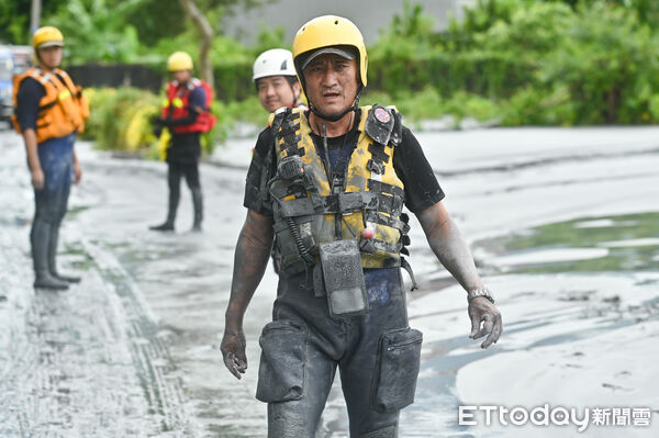 ▲▼因強颱「樺加沙」外圍環流帶來可觀雨量，導致花蓮馬太鞍溪堰塞湖溢流，洪峰沖毀馬太鞍溪橋，大水漫入光復鄉市區，鄰近堤防的佛祖街災情慘重，國軍與警消搜救人員在泥濘中持續搜索。（圖／記者李毓康攝）