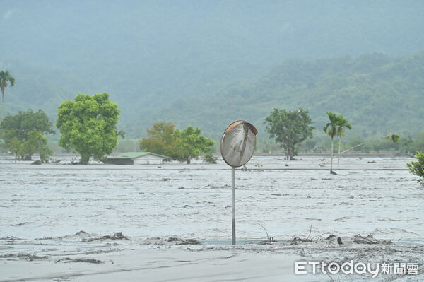 ▲▼因強颱「樺加沙」外圍環流帶來可觀雨量，導致花蓮馬太鞍溪堰塞湖溢流，洪峰沖毀馬太鞍溪橋，大水漫入光復鄉市區，鄰近堤防的佛祖街災情慘重，26日凌晨開始水勢漸增，佛祖街一帶又湧現泥沙洪流。（圖／記者李毓康攝）