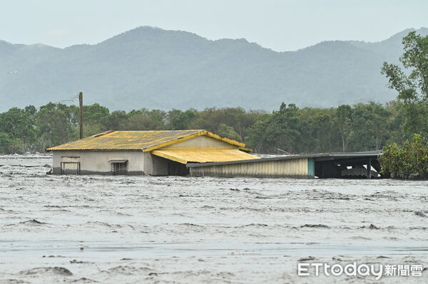 ▲▼因強颱「樺加沙」外圍環流帶來可觀雨量，導致花蓮馬太鞍溪堰塞湖溢流，洪峰沖毀馬太鞍溪橋，大水漫入光復鄉市區，鄰近堤防的佛祖街災情慘重，26日凌晨開始水勢漸增，佛祖街一帶又湧現泥沙洪流。（圖／記者李毓康攝）