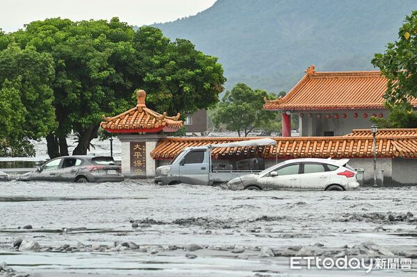▲▼因強颱「樺加沙」外圍環流帶來可觀雨量，導致花蓮馬太鞍溪堰塞湖溢流，洪峰沖毀馬太鞍溪橋，大水漫入光復鄉市區，鄰近堤防的佛祖街災情慘重，26日凌晨開始水勢漸增，佛祖街一帶又湧現泥沙洪流。（圖／記者李毓康攝）