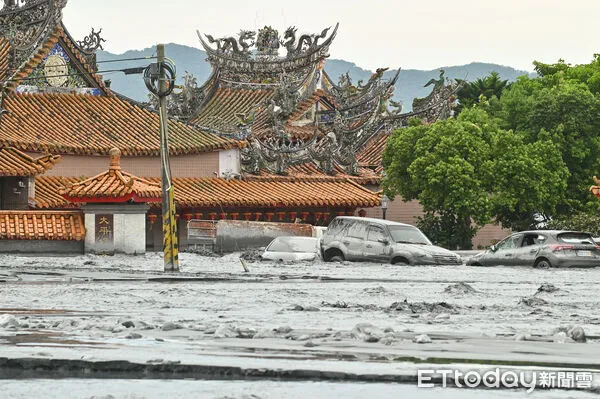 ▲▼因強颱「樺加沙」外圍環流帶來可觀雨量，導致花蓮馬太鞍溪堰塞湖溢流，洪峰沖毀馬太鞍溪橋，大水漫入光復鄉市區，鄰近堤防的佛祖街災情慘重，26日凌晨開始水勢漸增，佛祖街一帶又湧現泥沙洪流。（圖／記者李毓康攝）