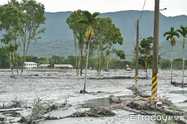 ▲▼因強颱「樺加沙」外圍環流帶來可觀雨量，導致花蓮馬太鞍溪堰塞湖溢流，洪峰沖毀馬太鞍溪橋，大水漫入光復鄉市區，鄰近堤防的佛祖街災情慘重，26日凌晨開始水勢漸增，佛祖街一帶又湧現泥沙洪流。（圖／記者李毓康攝）