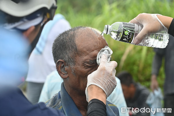 ▲▼因強颱「樺加沙」外圍環流帶來可觀雨量，導致花蓮馬太鞍溪堰塞湖溢流，洪峰沖毀馬太鞍溪橋，大水漫入光復鄉市區，一位蔡姓民眾因為姊姊疑似受困在被泥流淹沒的工寮中，意圖接近卻受困淤泥，幸好搜救人員協助脫困。（圖／記者李毓康攝）