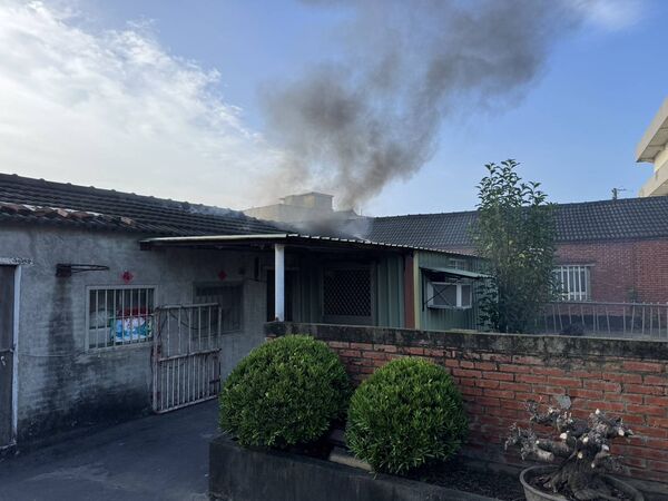 ▲彰化平房火警68歲許男雙腳燒燙傷意識不清送醫。（圖／記者唐詠絮翻攝）